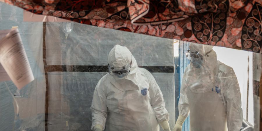 ARCHIV - Gesundheitspersonal versorgt einen Ebola-Patienten im Behandlungszentrum Rwampara. Foto: Moses Sawasawa/AP/dpa/Archivbild