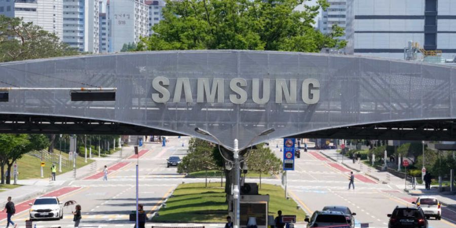 ARCHIV - Das Logo von Samsung Electronics ist an einem Tor am Hauptsitz des Unternehmens in Suwon, Südkorea, zu sehen, Freitag, 22. Mai 2026. Foto: Ahn Young-joon/AP/dpa