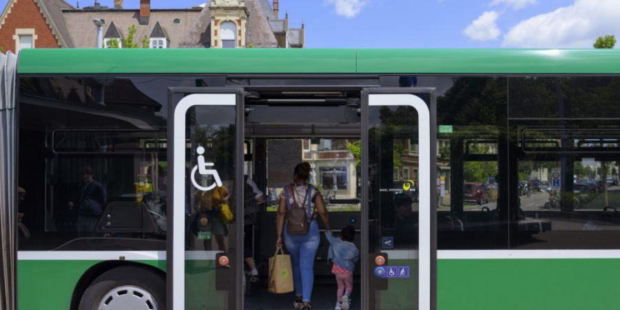 Die Busse der Linien 36 und 46 erhalten auf der Birsstrasse im Abschnitt zwischen Stadionstrasse und Redingstrasse eine eigene Spur. (Symbolbild)