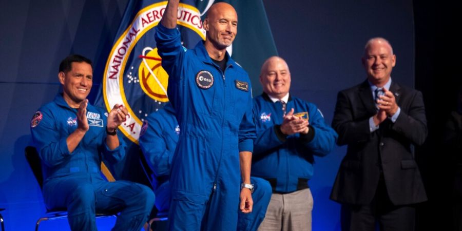 dpatopbilder - Artemis III-Besatzungsmitglied Luca Parmitano begrüßt die Führungsriege während einer Pressekonferenz im Johnson Space Center. Foto: Annie Mulligan/FR172050 AP/AP/dpa