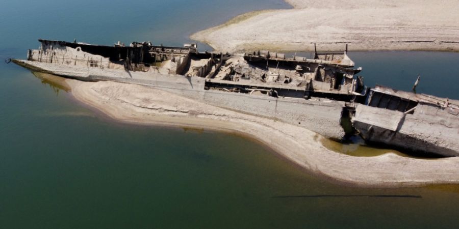 dpatopbilder - Das Wrack eines deutschen Kriegsschiffs taucht vor dem Djerdap-II-Staudamm an der Donau zwischen Rumänien und Serbien auf. Foto: Darko Vojinovic/AP/dpa