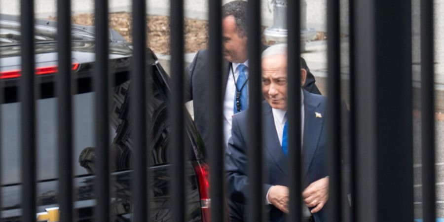 Der israelische Ministerpräsident Benjamin Netanjahu (r) trifft im Weißen Haus ein. Foto: Andrew Leyden/ZUMA Press Wire/dpa