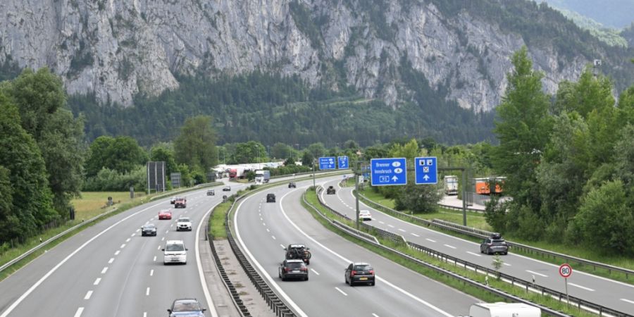 Wenige Fahrzeuge fahren auf der A93 nahe der Grenze zu Österreich. Die Brennerautobahn in Tirol, Österreich, ist für eine Anwohner-Demonstration für mehrere Stunden gesperrt. Die An...