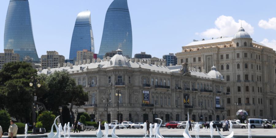 ARCHIV - Blick über den Azneft-Platz nahe der Altstadt von Baku auf die drei Flame Towers. Foto: Arne Dedert/dpa