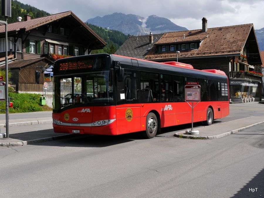 Der Chef des Chauffeurs lobt ihn für seine persönliche Hilfsbereitschaft.