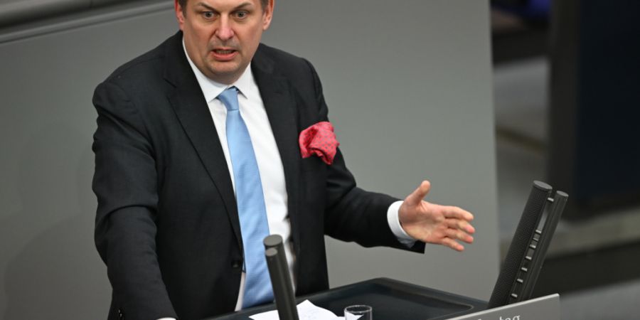 ARCHIV - Maximilian Krah (AfD) spricht im Deutschen Bundestag. Foto: Markus Lenhardt/dpa/Archivbild