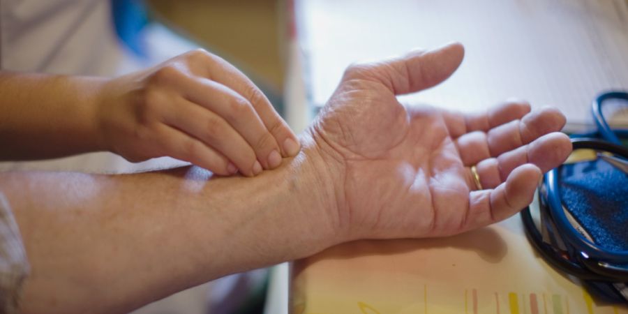 Eine Pflegehelferin soll ihre Klienten in deren Zuhause systematisch bestohlen haben. Am Freitag steht die 48-jährige Polin in Dietikon vor Gericht. (Symbolbild)