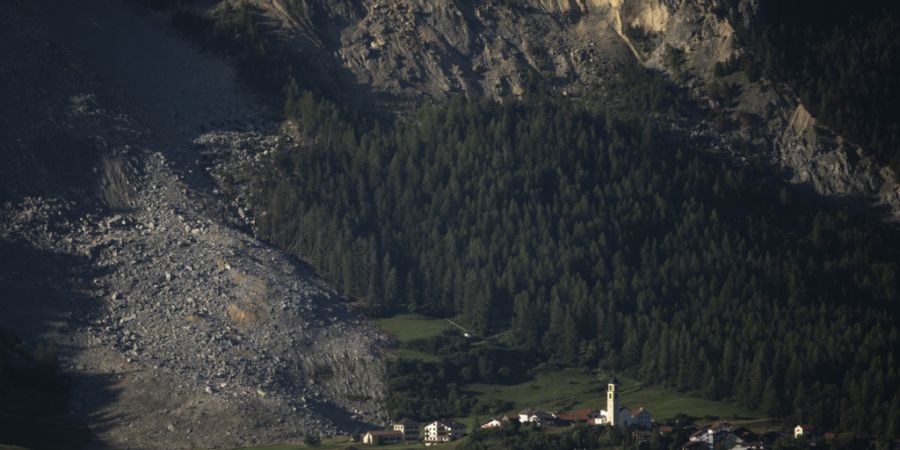 Auch wenn sich die Lage in Brienz GR mittlerweile entspannt hat, wollen viele Bewohnende umsiedeln. Der mögliche Standort Vazerol wurde nun aber als Option dafür aufgegeben. (Archivbild)