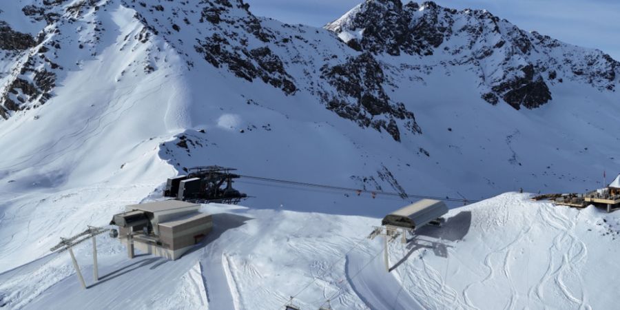 Eine Visualisierung der neuen Anlagen zeigt links die neue Bergstation der 10er-Gondelbahn und rechts die 8er-Sesselbahn.