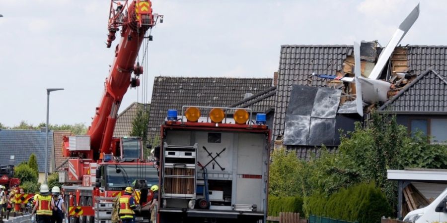 Ein abgestürztes Leichtflugzeug steckt im Dach eines Hauses. Foto: Jörn Hüneke/dpa