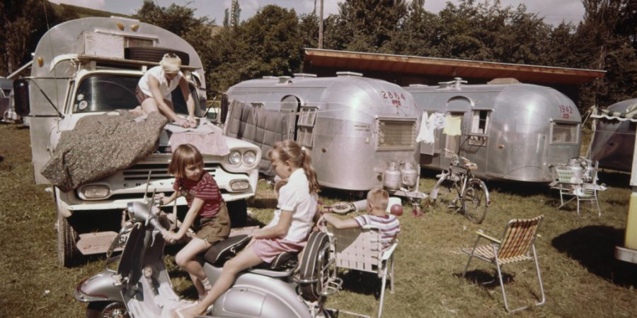 Nicht in der Prärie, sondern in Genf: Airstream-Wohnwagen im Jahr 1960. (Archivbild)
