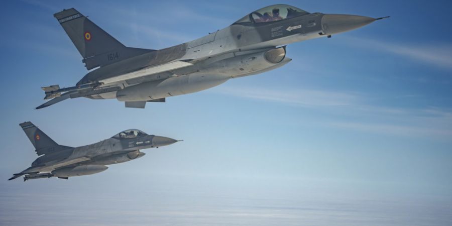 ARCHIV - F-16-Kampfjets der rumänischen Luftwaffe eskortieren ein C-27J Spartan-Flugzeug während einer Luftpolizei-Übung über Ostrumänien. Foto: Andreea Alexandru/AP/dpa