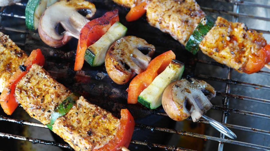 Detailhändler rechnen in den kommenden Tagen mit einer stärkeren Nachfrage nach Grillprodukten. Grund dafür ist das sommerliche Wetter.