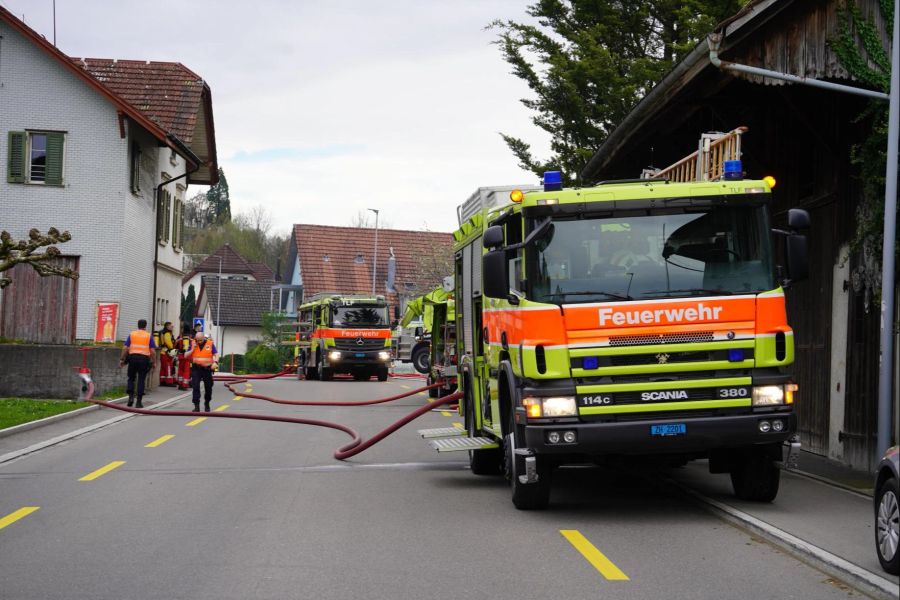 Die Feuerwehr rückt mit einem Grossaufgebot aus.