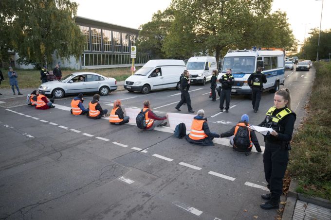 Klimaaktivisten der «Letzten Generation» blockieren eine Strasse. Letztte Generation