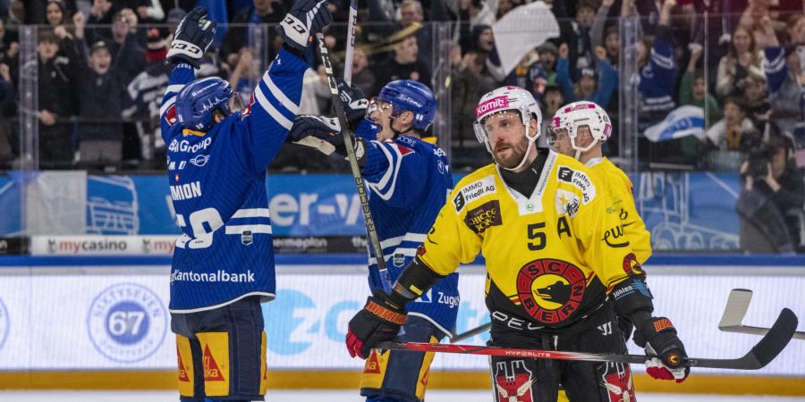 Dario Simion (l.) und Co. jubeln über den Halbfinal-Einzug.