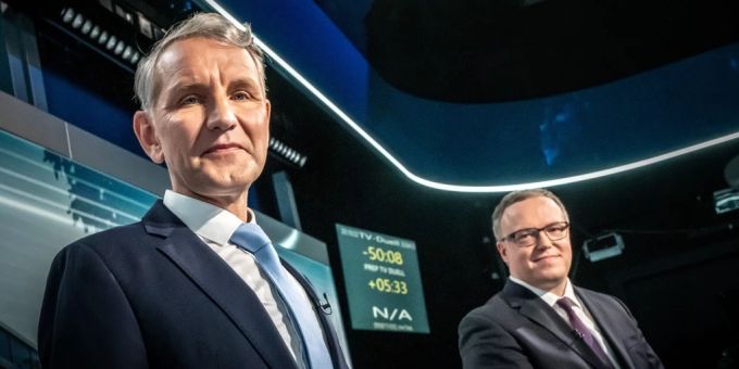 Björn Höcke (l.) und Mario Voigt (r.), Spitzenkandidaten für die Landtagswahl in Thüringen, stehen beim TV-Duell bei Welt TV. höcke tv Duell