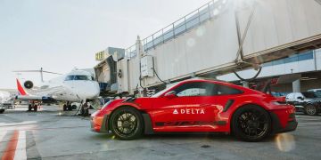 Delta x Porsche. Flughafen-Shuttle mit Porsche.