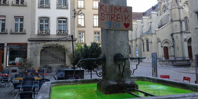 Mit ihrer Aktion wollen die Aktivisten auf den internationalen Klimastreik am 19. April aufmerksam machen. klimastreik schweiz