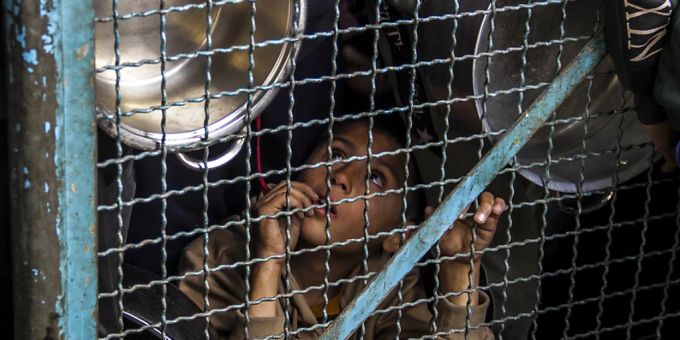 Menschen stehen im Flüchtlingslager Jabalia an, um während des heiligen muslimischen Fastenmonats Ramadan kostenlose Mahlzeiten zu erhalten. Foto: Mahmoud Issa/dpa Menschen stehen im Flüchtlingslager Jabalia an, um während des heiligen muslimischen Fastenmonats Ramadan kostenlose Mahlzeiten zu erhalten. Foto: Mahmoud Issa/dpa