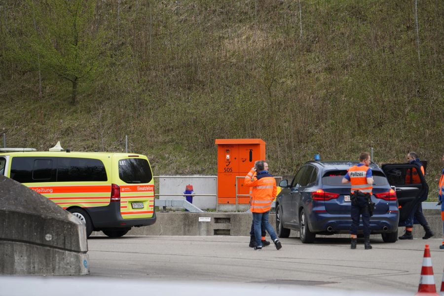 Ein brennendes Fahrzeug löste den Einsatz aus.