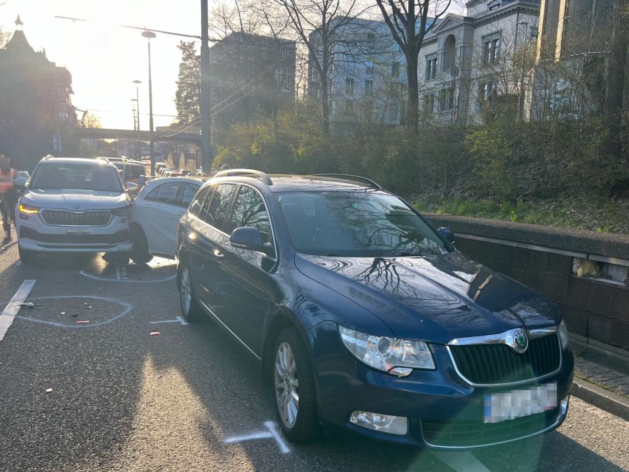 Unfall in St. Gallen mit drei Fahrzeugen.