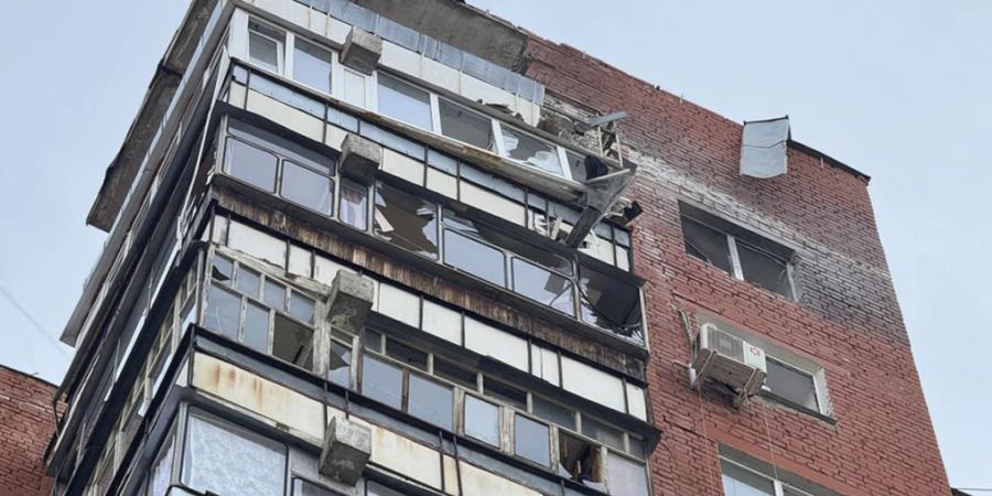 HANDOUT - Dieses vom Telegramkanal des Gouverneurs der Region Belgorod, Wjatscheslaw Gladkow, am 21. März 2024 via AP veröffentlichte Foto zeigt ein beschädigtes Gebäude nach einem Beschuss in der russischen Grenzregion Belgorod . Foto: Uncredited/Belgorod region governor Vyacheslav Gladkov telegram channel/AP/dpa