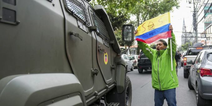 Ein Unterstützer des ehemaligen ecuadorianischen Vizepräsidenten Jorge Glas protestiert nach seiner Festnahme in der mexikanischen Botschaft in Quito. (Archivbild)