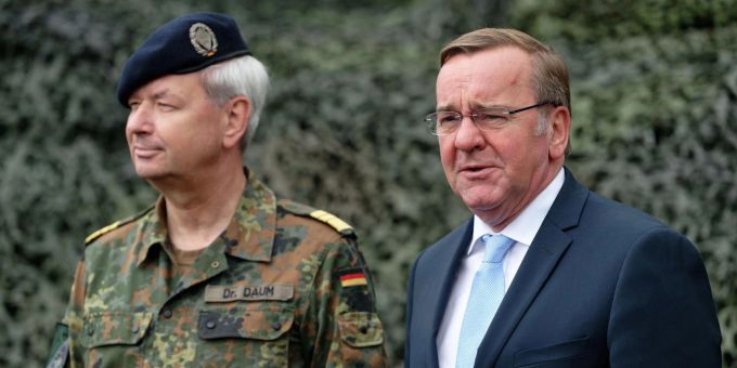 Vizeadmiral Thomas Daum neben dem deutschen Verteidigungsminister Boris Pistorius. Informationskompetenz