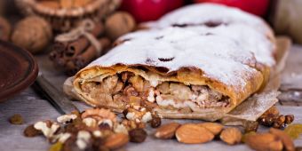 Strudel Nüsse Rosinen Apfel