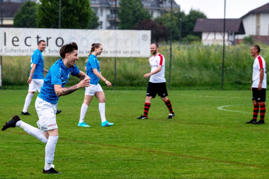 Martin Ristov (FC Shoppy) jubelt nach dem 1:0.