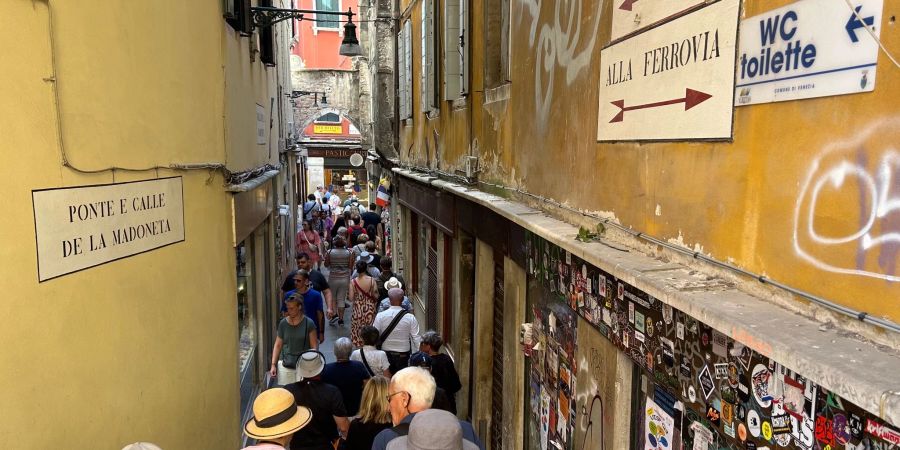 Volle Gassen, viel Gedränge: Venedig zählt zu den Städten, die am meisten mit Overtourism zu kämpfen haben.