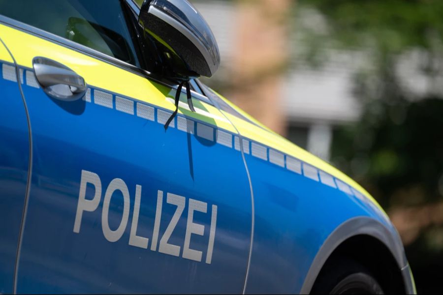 Damit verliert die deutsche Polizei, hier ein Auto mit Trauerflor, einen weiteren Beamten.