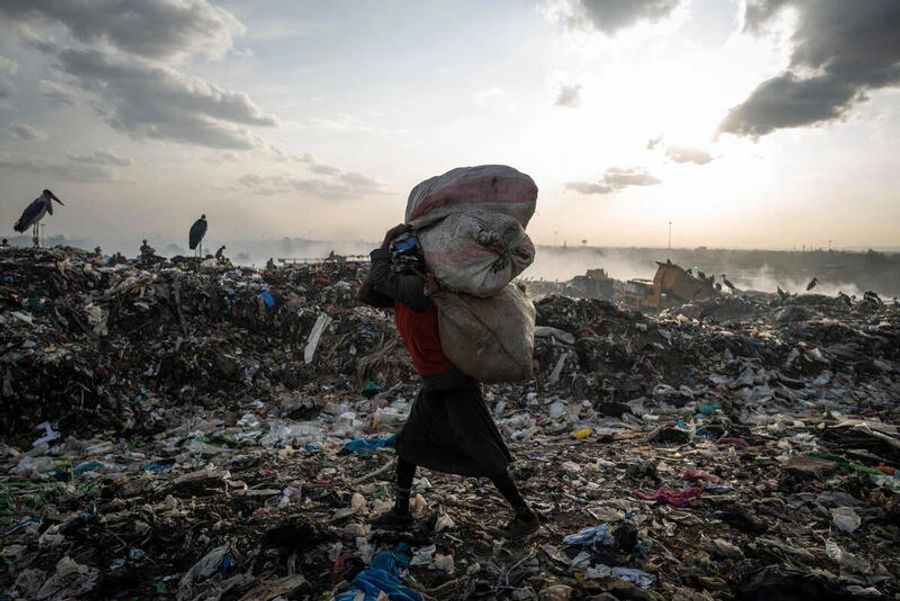 Textilmüll und Plastik auf der Dandora Mülldeponie in Nairobi (Kenia).