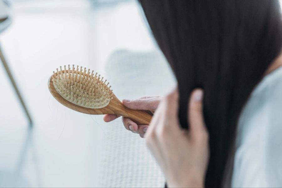 Frau mit Haarbürste