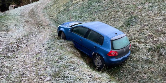 Entlebuch LU - Autofahrer rutscht in Graben