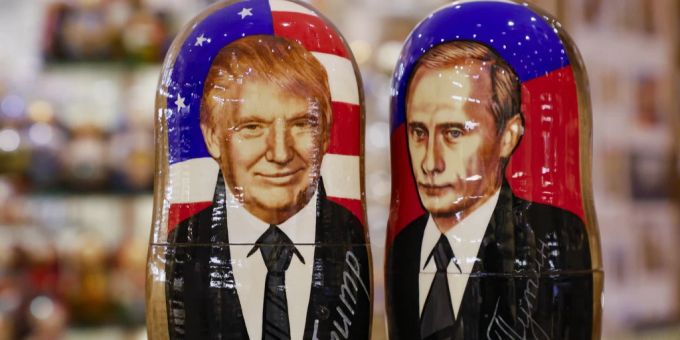 Donald Trump (l.) und Wladimir Putin als Matruschka-Figuren. Trump Putin