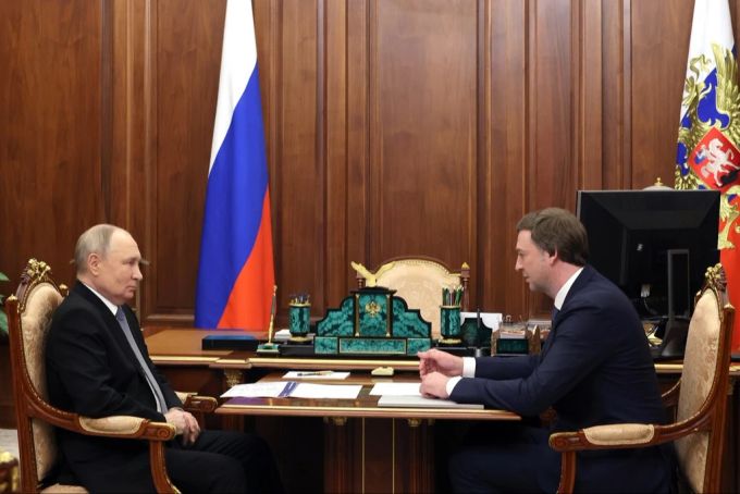 Russlands Präsident Putin und Aeroflots CEO Sergei Aleksandrovsky (rechts) haben ein gemeinsames Problem: Sanktionen. Auch der Airbus in München durfte nicht wieder abheben. (Archivbild) Airbus