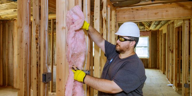 Mann Holz Gebäude Isoliermaterial