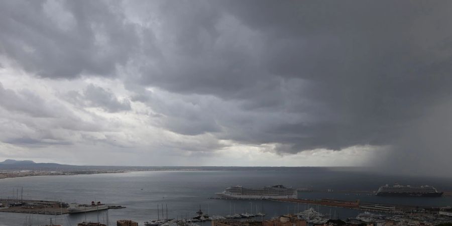 Für Mittwoch warnt der Wetterdienst Aemet vor heftigen Regenfällen sowie schweren Sturmböen und rief die Alarmstufe Orange aus.