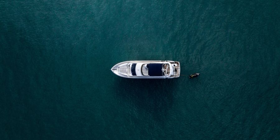 Luxusjacht im Meer von oben.