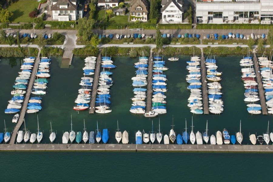 Seine Beute bestand aus Wertgegenständen wie Tablets, Schmuck, Raucherwaren, teuren Uhren, Armbändern, Parfums und Taschen. Hier der Anlegeplatz Seerose in Zürich-Wollishofen. (Symbolbild)