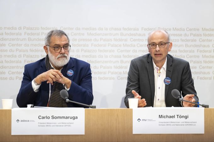 Michael Töngi, Vizepraesident Mieterinnen- und Mieterverband Schweiz (MVS) und Nationalrat (GRUENE/LU), rechts, spricht neben Carlo Sommaruga, Präsident Mieterinnen- und Mieterverband Schweiz (MVS) und Staenderat (SP/GE), links. mietvorlagen