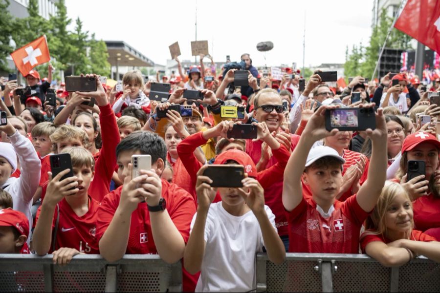 Vor allem Kinder und Jugendliche nutzen das Smartphone teils exzessiv.