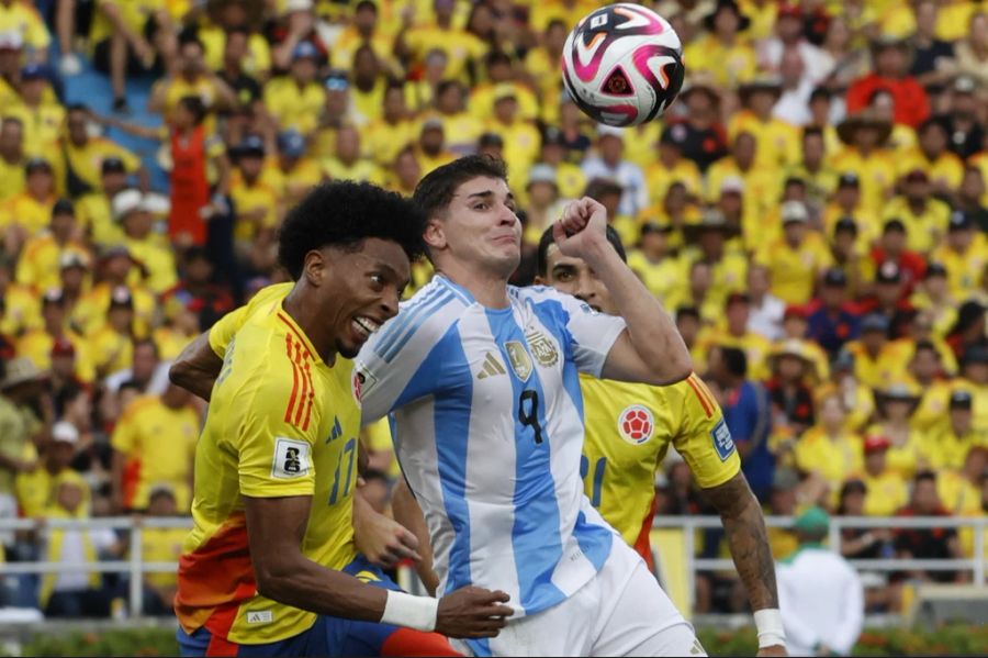 Auch Argentinien verliert. Das Team kommt nicht über ein 2:1 gegen Kolumbien hinaus.