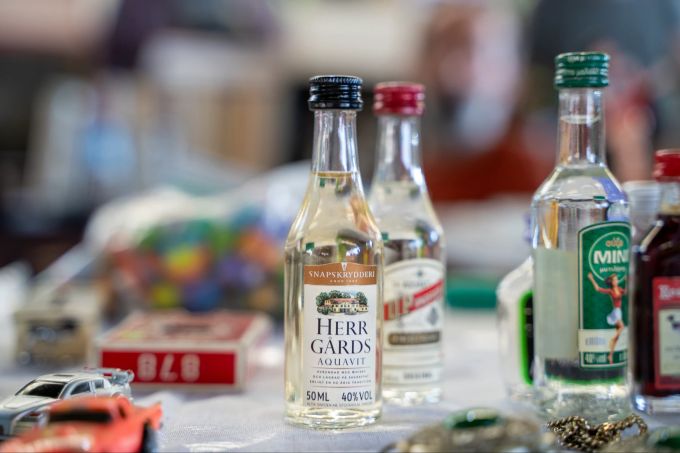 Herrgårds Aquavit ist eine schwedische Spirituose, die sich durch ihre feine Würze aus Dill und Koriander auszeichnet und traditionell bei festlichen Anlässen wie Midsommar oder Weihnachten genossen wird. Herrdards Aquavit Flasche