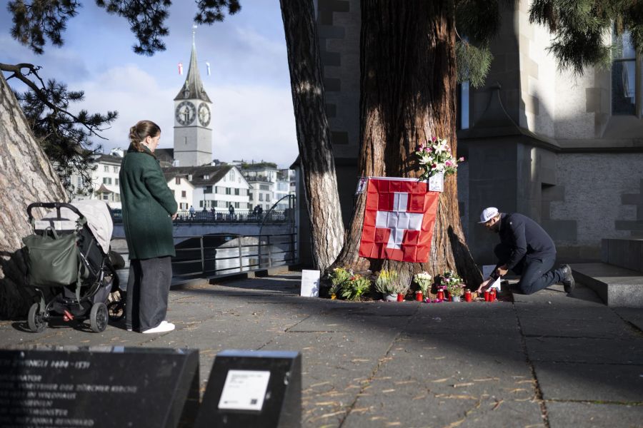 In Zürich wurde ein zentraler Trauerort eingerichtet, wo Kerzen und Bilder hinterlegt werden können.