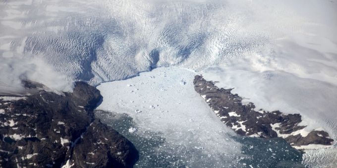 Gletscher, Eisberge und darunter das Wasser: In der Arktis kam es durch einen Abbruch zu einem gigantischen Tsunami. (Archivbild) Tsunami