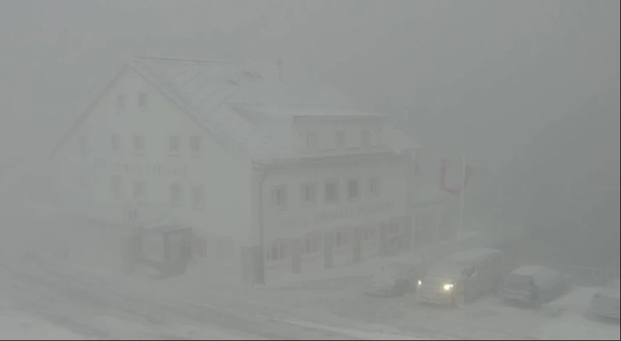 Der Grimselpass ist derzeit aufgrund Schneefall gesperrt.