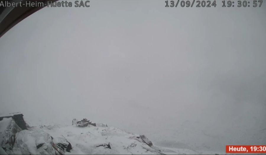 Auch bei der SAC-Hütte Albert Heim (2465 Meter über Meer) ist wegen dem Schneesturm kaum etwas zu sehen.